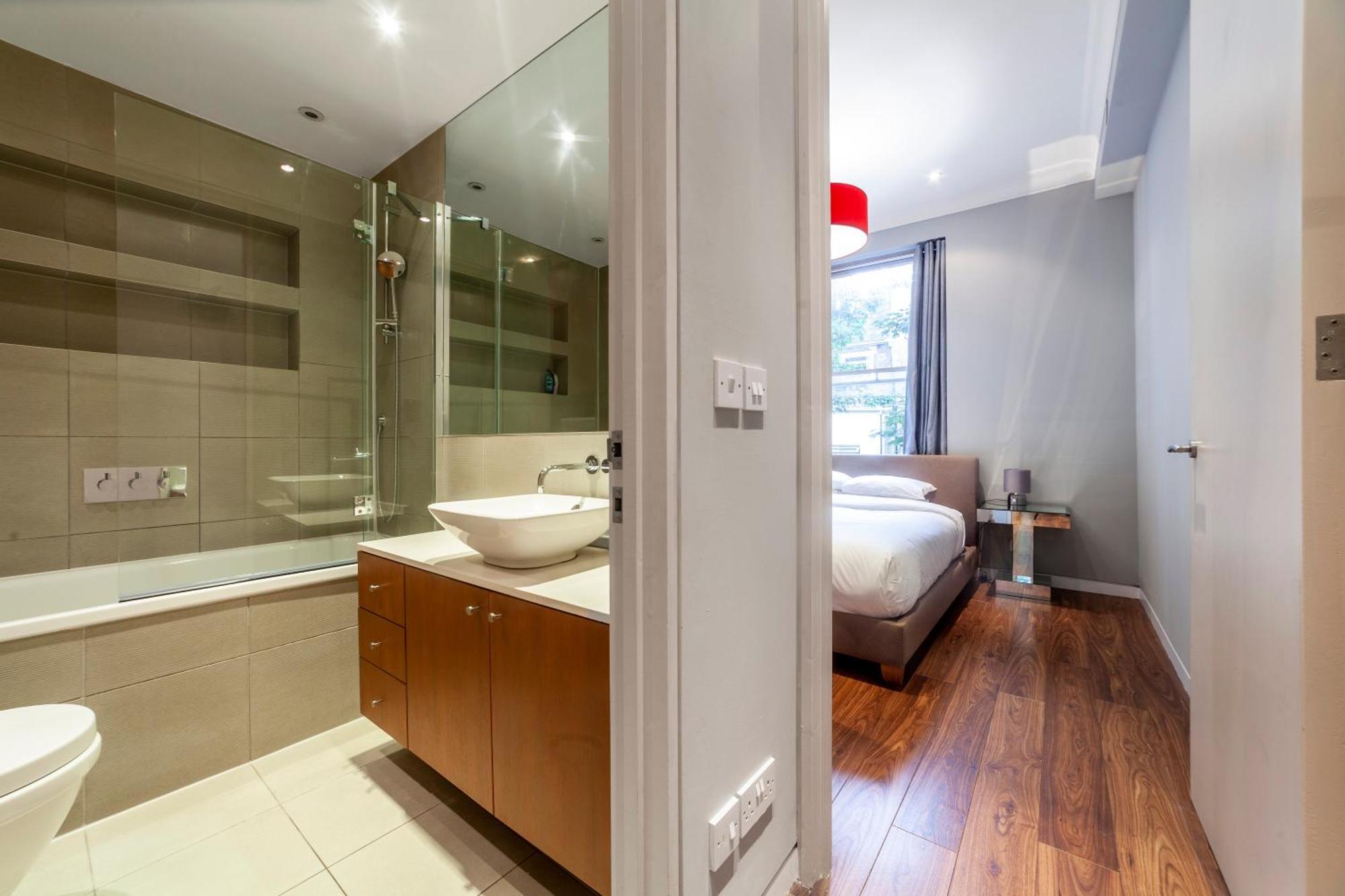 Bright & Modern 1bdr Flat Near Lakeside Road Apartament Londra
