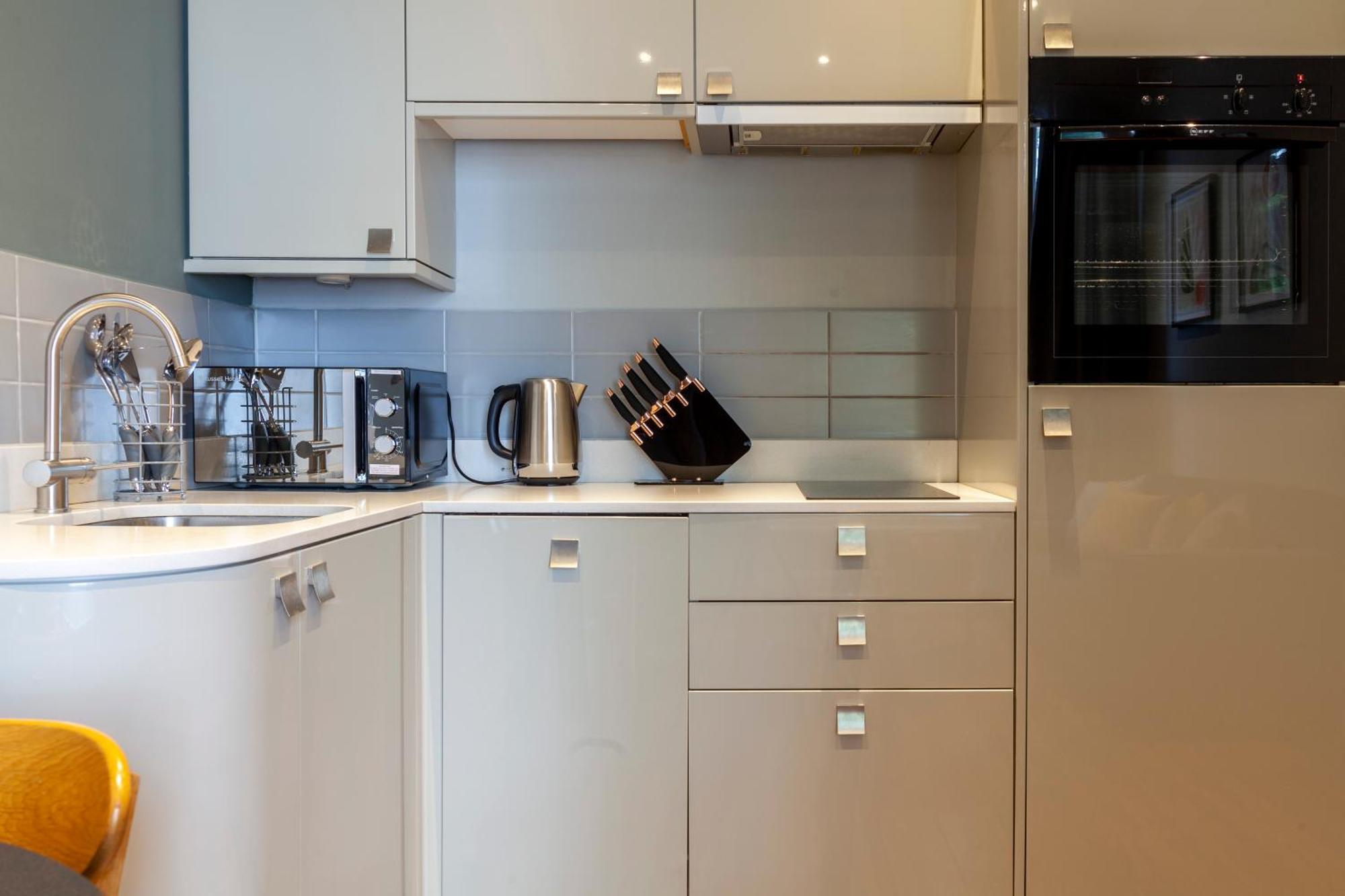 Bright & Modern 1bdr Flat Near Lakeside Road * Londra