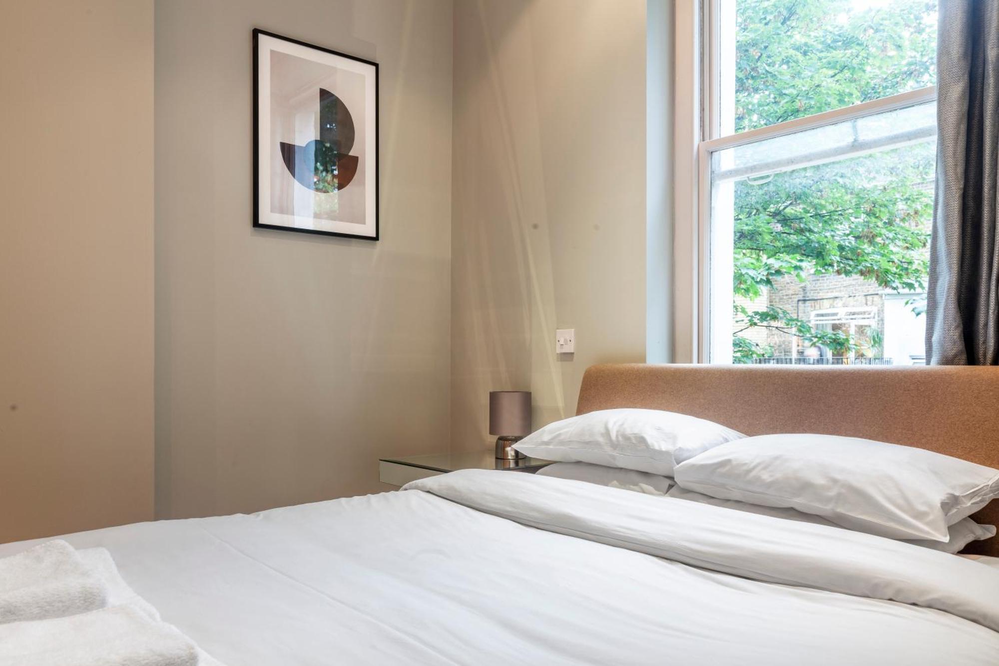 Apartament Bright & Modern 1bdr Flat Near Lakeside Road