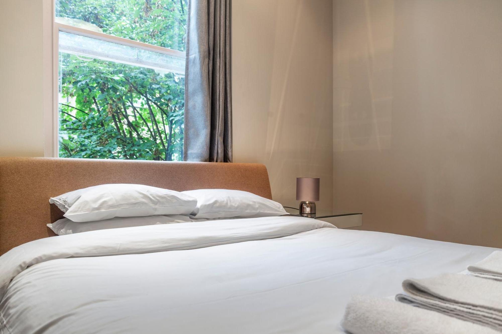 Bright & Modern 1bdr Flat Near Lakeside Road Apartament Londra